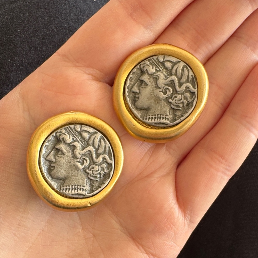 Vintage Carlisle Coin-Style Gold Tone Clip-On Earrings - Picture 2 of 5